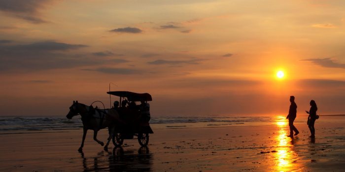 Wisatawan menikmati matahari terbenam di Pantai Parangtritis, Bantul, Yogyakarta, Kamis (9/4)