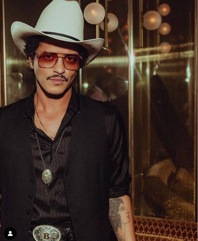 Bruno Mars Adakan Konser di Jakarta, Begini 2 Cara Beli Tiket Konser Bruno Mars Bruno Mars, penyanyi dan penulis lagu kenamaan asal Amerika Serikat, kembali akan mengguncang Jakarta dengan konsernya yang bertajuk "24K Magic Live!". Konser ini akan diadakan di Jakarta International Stadium (JIS) pada tanggal 13 dan 14 September 2024. Bagi para penggemar Bruno Mars di Indonesia, bersiaplah untuk merasakan kemeriahan konsernya! Tiket konser Bruno Mars di Jakarta akan tersedia dalam dua tahap pemesanan: Mandiri Presale dan General On-Sale. Tahap 1: Mandiri Presale (27-28 Juni 2024) Eksklusif untuk pengguna Bank Mandiri, Mandiri Presale memberikan kesempatan bagi para nasabah untuk mendapatkan tiket konser Bruno Mars sebelum penjualan umum dibuka. Pembelian tiket hanya dapat dilakukan melalui aplikasi Livin' by Mandiri di fitur Sukha. Periode penjualan Mandiri Presale berlangsung dari 27 Juni 2024 pukul 10.00 WIB hingga 28 Juni 2024 pukul 23.59 WIB. Langkah-langkah Pembelian Tiket Mandiri Presale: Download dan install aplikasi Livin' by Mandiri. Buka aplikasi Livin' dan login dengan akun Anda. Pilih menu "Sukha" dan cari banner "Bruno Mars Concert". Pilih kategori tiket yang diinginkan dan klik "Beli". Masukkan data diri dan pilih metode pembayaran. Lakukan pembayaran dan konfirmasi transaksi. E-tiket akan dikirimkan ke email Anda. Tahap 2: General On-Sale (29 Juni 2024) Kesempatan untuk mendapatkan tiket konser Bruno Mars terbuka bagi semua orang pada tahap General On-Sale. Pembelian tiket dapat dilakukan melalui website resmi brunomarsinjakarta.com. dan platform ticketing online lainnya. Periode penjualan General On-Sale dimulai pada 29 Juni 2024 pukul 10.00 WIB. Tips Membeli Tiket General On-Sale: Siapkan akun di website resmi dan platform ticketing online yang ingin digunakan. Pastikan koneksi internet Anda stabil. Lakukan refresh halaman website dan platform ticketing online sesaat sebelum waktu penjualan dibuka. Masukkan data diri dan pilih kategori tiket yang diinginkan dengan cepat dan tepat. Lakukan pembayaran dengan segera. Jangan Lewatkan Kesempatan Ini! Antusiasme para penggemar Bruno Mars di Indonesia terhadap konsernya di Jakarta sangat tinggi. Oleh karena itu, diprediksikan tiket konser ini akan cepat habis terjual. Segera pesan tiket Anda di tahap Mandiri Presale atau General On-Sale agar tidak kehabisan!
