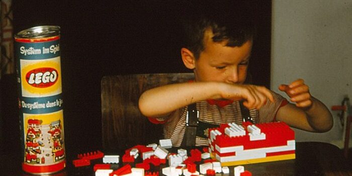 Seorang Anak dari Inggris memainkan Lego produksi tahun 1957(wikipedia)