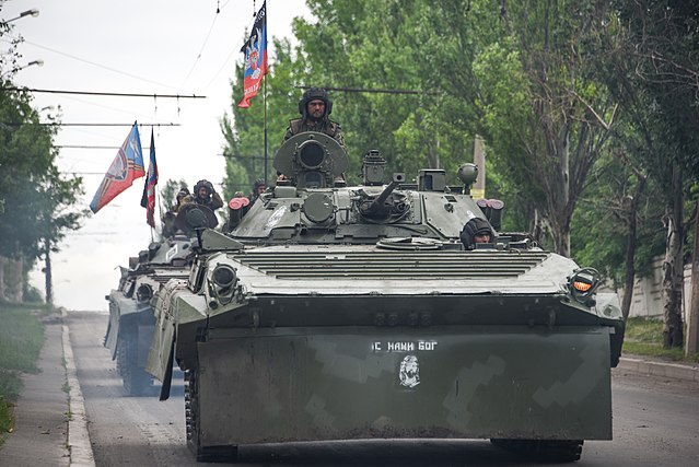 Pasukan separatis Donetsk diatas kendaraan BMP