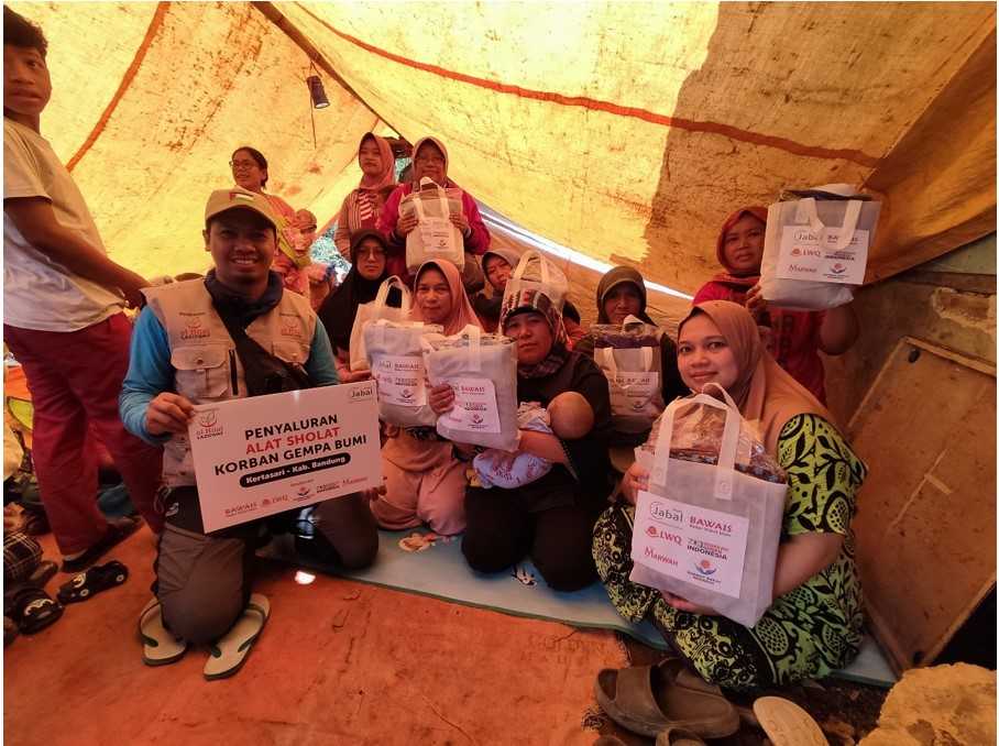 LAZISWAF AL Hilal Distribusikan Bantuan Alat Sholat Untuk Korban Gempa Bandung