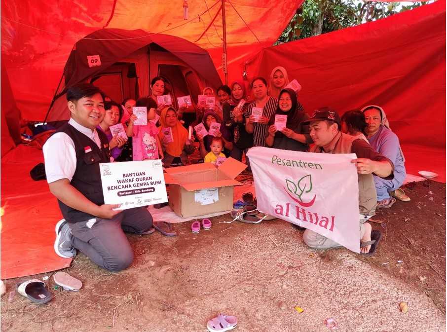 Distribusikan Bantuan Waqaf Quran 2 Untuk Korban Gempa Bandung