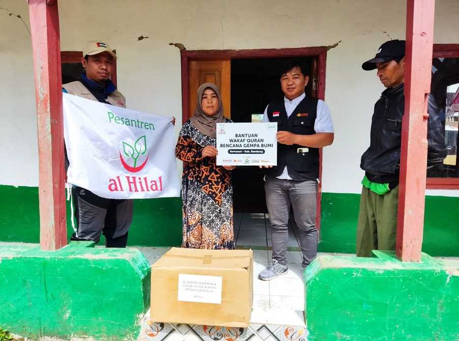 Distribusikan Bantuan Waqaf Quran 3 Untuk Korban Gempa Bandung