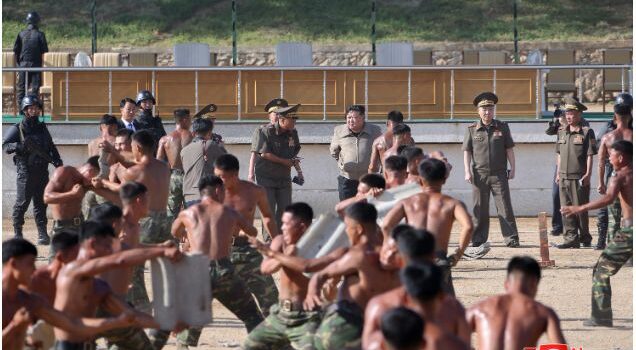 foto kim jong un yang sedang mengawasi latihan pasukan korut di rusia