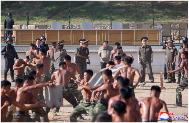 foto kim jong un yang sedang mengawasi latihan pasukan korut di rusia